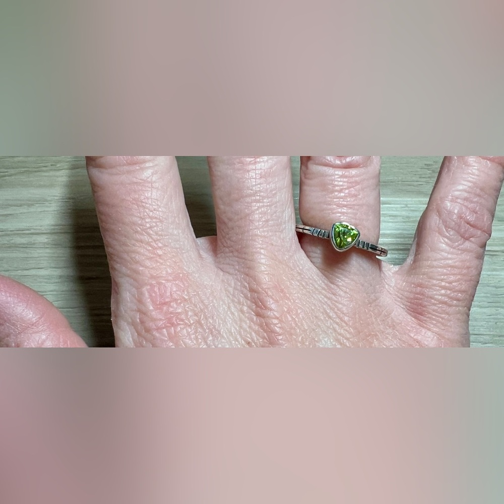 Vintage Southwest Fluted Sterling Silver Peridot Solitaire Ring, Size 5.5, 3g - Picture 7 of 10